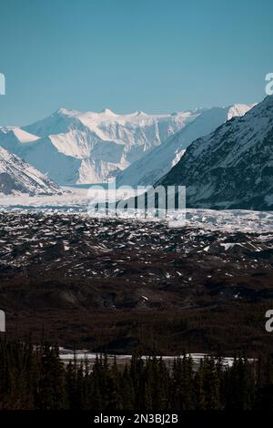 Le glacier Matanuska coule avec les sommets enneigés imposants des montagnes Chugach au-dessus, près de la Glenn Highway et Chickaloon and Sheep... Banque D'Images