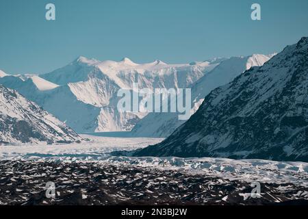 Le glacier Matanuska coule avec les sommets enneigés imposants des montagnes Chugach au-dessus, près de la Glenn Highway et Chickaloon and Sheep... Banque D'Images