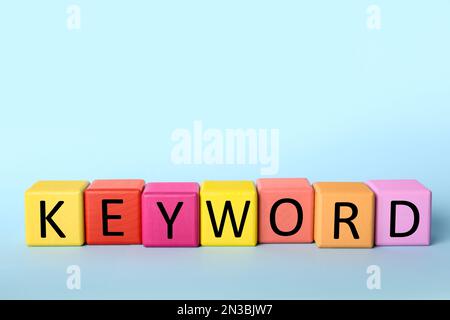 Cubes colorés avec mot-CLÉ sur fond bleu clair Banque D'Images