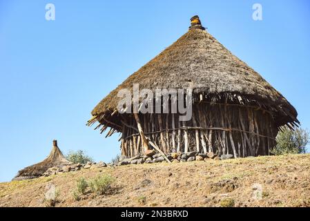 Vue rapprochée des huttes rondes africaines contre le ciel bleu, habitation traditionnelle dans la campagne rurale; Éthiopie Banque D'Images