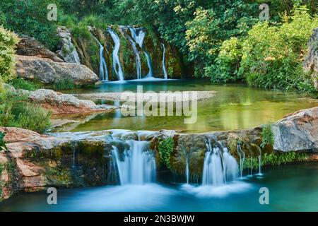 Beauté pittoresque des cascades d'El Parrizal Beceite le long de la rivière Matarranya dans la province de Teruel, région autonome d'Aragon Banque D'Images