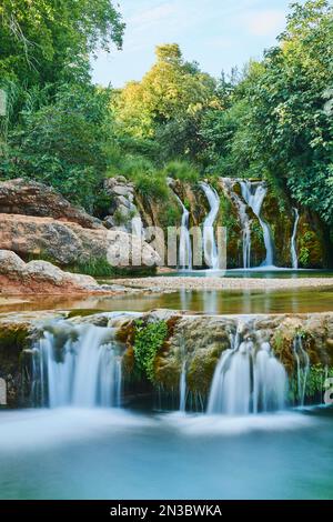 Beauté pittoresque des cascades d'El Parrizal Beceite le long de la rivière Matarranya dans la province de Teruel, région autonome d'Aragon Banque D'Images