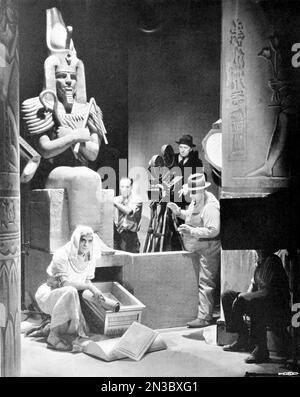 Karl W. Freund dirigeant Boris Karloff dans la momie (1932) Banque D'Images