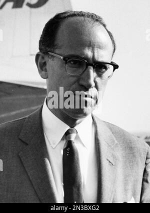 Jonas Edward Salk (1914 – 1995) virologue et chercheur médical américain, a mis au point l'un des premiers vaccins contre la polio. Banque D'Images