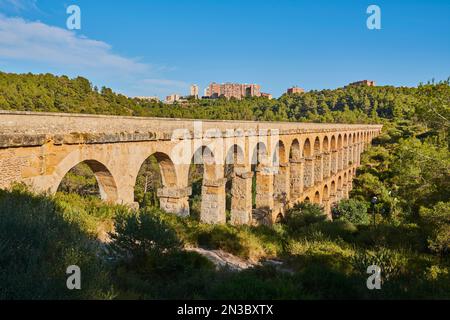 Ancien aqueduc romain, aqueduc de Ferreres (Aqüeducte des Ferreres) également connu sous le nom de Pont del Diable (Pont du Diable) en contraste avec le bui... Banque D'Images