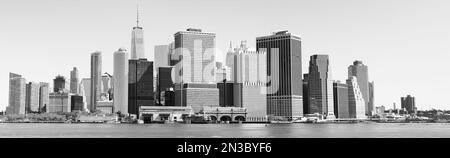 Une photographie en noir et blanc de la ligne d'horizon du quartier financier de New York, prise depuis Governors Island. Banque D'Images