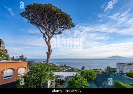 Vue surplombant la côte de la mer Tyrrhénienne et la ville de Capri sur un plateau comme une selle au-dessus de la mer avec le port de l'île, Marina Grande ci-dessous Banque D'Images