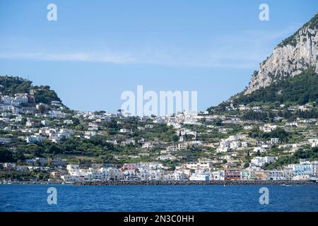 Vue de la mer Tyrrhénienne regardant vers le rivage à Capri Town sur un plateau comme une selle haute au-dessus de la mer avec le port de l'île, Marina G... Banque D'Images