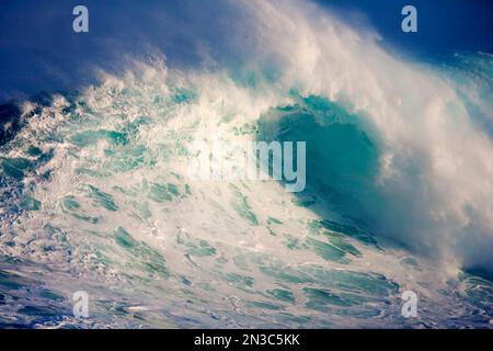 Vue spectaculaire de la vague qui se brise à Peahi sur la rive nord de Maui ; Maui, Hawaï, États-Unis d'Amérique Banque D'Images