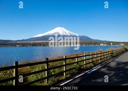 Le mont Fuji, vu depuis le lac Yamanakako (lac Yamanaka), qui est le plus grand des cinq lacs Fuji et a la troisième plus haute altitude de ... Banque D'Images