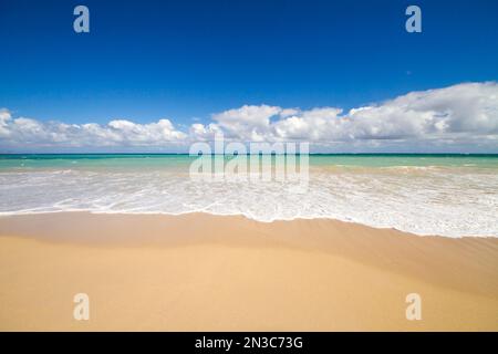 Surf, sable et ciel bleu à Baldwin Beach sur la rive nord de Maui près de Paia; Maui, Hawaii, États-Unis d'Amérique Banque D'Images