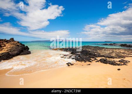 Secret Beach, également connu sous le nom de secret Cove, Makena Cove, Wedding Beach et Paako Beach avec Kahoolawe et Molokini au loin Banque D'Images