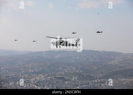 AH-64 les hélicoptères Apache affectés à la Brigade de combat Aviation 36th se déplacent en position pendant l'exercice Juniper Oak 23. Les hélicoptères ont engagé des cibles sur une aire de tir en direct établie en mer Méditerranée, en coordination avec les marines américaine et israélienne, afin de démontrer l'engagement des États-Unis à l'égard de la sécurité d'Israël et de renforcer l'interopérabilité des forces américaines et israéliennes. (É.-U. Photo de l'armée par le sergent d'état-major Sam de Leon) Banque D'Images