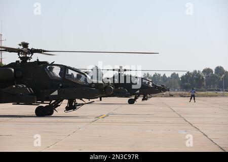 Les soldats de la Brigade de l'aviation de combat 36th, Force opérationnelle Spartan, se préparent à décoller pendant l'exercice Juniper Oak 23. Les hélicoptères Apache AH-64 ont été testés avec des cibles engageantes sur une aire de tir en direct établie en mer Méditerranée en coordination avec la marine américaine et israélienne afin de démontrer l'engagement des États-Unis envers la sécurité d'Israël et de renforcer l'interopérabilité des forces américaines et israéliennes (États-Unis Photo de l'armée par le sergent d'état-major Sam de Leon). Banque D'Images