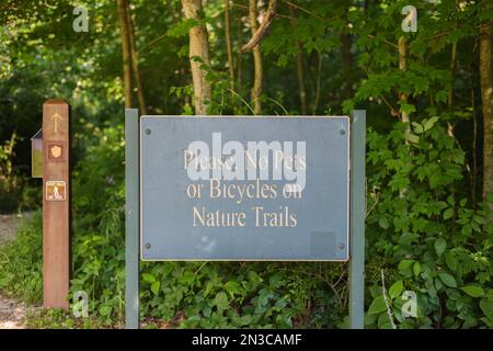 Un panneau indiquant « s'il vous plaît pas les animaux de compagnie ou les vélos sur les sentiers naturels » dans le parc de métro Slate Run Banque D'Images