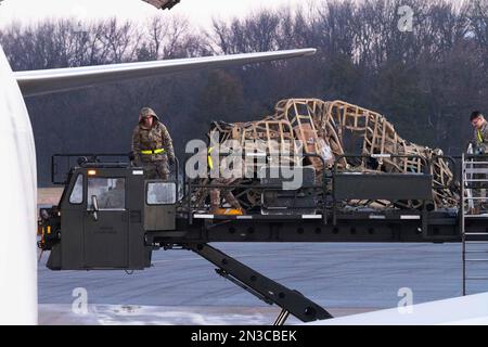 20 janvier 2023 - base aérienne de Douvres, Delaware (États-Unis) - des aviateurs de l'escadron du port aérien 436th chargent des véhicules tactiques, à destination de l'Ukraine, dans un avion commercial au cours d'une mission d'assistance à la sécurité à la base aérienne de Douvres, Delaware, le 20 janvier 2023. Depuis le début de l'agression russe, les États-Unis ont consacré plus de $26,7 milliards d'aide à la sécurité de l'Ukraine. (Credit image: © Mauricio Campino/US Air Force/ZUMA Press Wire Service) USAGE ÉDITORIAL SEULEMENT! Non destiné À un usage commercial ! Banque D'Images