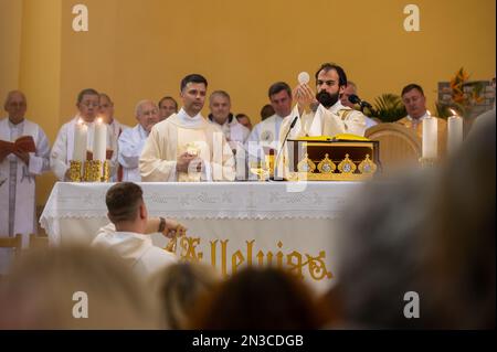 Le moment de consécration de la Sainte Messe sur la Vigile de Pâques dans l'église Saint-Jacques à Medjugorje. Banque D'Images