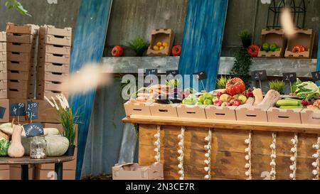 Aliments naturels biologiques et nutrition saine. Pommes vertes mûres fraîches au comptoir du marché agricole. Boîtes en carton pleines de divers fruits et légumes de saison locaux sur le stand greenmarket. Gros plan. Banque D'Images