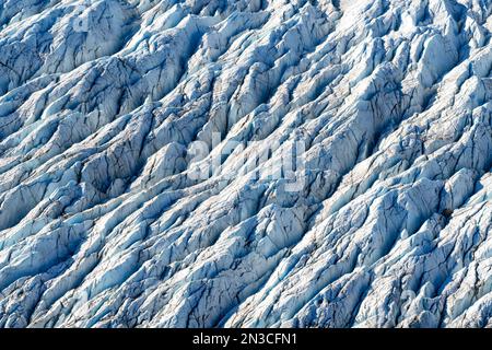 Gros plan aérien d'une section des motifs glacés d'une masse glaciaire dans le parc national de Kluane. Montagnes et glaciers composent le paysage étonnant t.. Banque D'Images