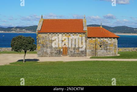 Ermitage de pierre médiévale notre dame de la Lanzada sur la côte atlantique, Sanxenxo, Rias Baixas, Galice, Espagne Banque D'Images