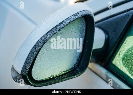 Givre sur le rétroviseur latéral du véhicule; Sitka, Alaska, États-Unis d'Amérique Banque D'Images