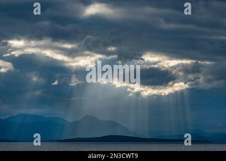 Soleil brisant à travers les nuages de pluie dans la région du détroit de Chatham, dans le sud-est de l'Alaska ; Alaska, États-Unis d'Amérique Banque D'Images