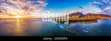 Coucher de soleil sur l'océan Pacifique lumière chaude illuminant les montagnes de l'ouest de Maui ; Maui, Hawaii, États-Unis d'Amérique Banque D'Images