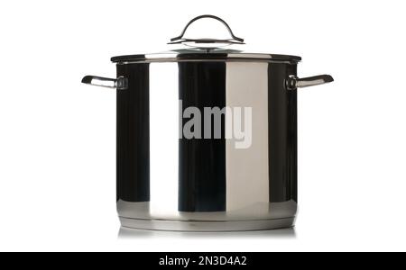 Grande casserole en acier inoxydable avec couvercle en verre, vue latérale sur fond blanc Banque D'Images