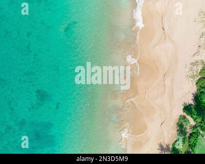 Vue aérienne de la plage de Keawakapu à Kihei avec l'eau turquoise du Pacifique et la douce mer de surf créant des motifs ondulés sur la rive de sable Banque D'Images