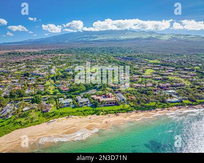 Vue aérienne de la ville et de Keawakapu Beach à Kihei; Maui, Hawaii, États-Unis d'Amérique Banque D'Images