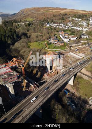 Vue aérienne d'un pont en cours de construction dans le cadre d'un grand projet d'infrastructure routière (chefs des Vallées, pays de Galles) Banque D'Images