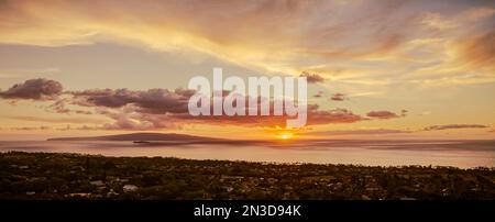 Vue aérienne du coucher de soleil sur Kihei Town et l'océan Pacifique; Maui, Hawaii, États-Unis d'Amérique Banque D'Images