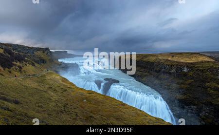 Cascades d'eau au-dessus des chutes de Gullfoss par une journée automnale nuageux en Islande; Islande Banque D'Images