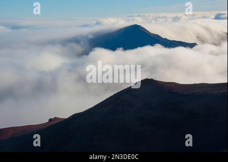 Des nuages tôt le matin au-dessus de volcans éteints dans le parc national de Haleakala sur le côté sud-ouest de l'île de Maui Banque D'Images