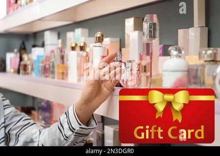 Carte-cadeau du magasin. Femme choisissant le parfum en magasin, en gros plan Banque D'Images