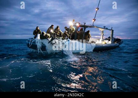 Myrtle Beach, États-Unis d'Amérique. 05 février 2023. Les marins de la Marine américaine affectés au groupe d'élimination des munitions explosives 2 récupèrent le ballon de surveillance chinois à haute altitude dans l'océan Atlantique, à 5 février 2023, au large de la côte de Myrtle Beach, en Caroline du Sud. Le suspect ballon d'espionnage a été abattu par un avion de chasse américain sur 4 février après avoir traversé la zone continentale des États-Unis. Crédit : MC1 Tyler Thompson/US Navy photo/Alay Live News Banque D'Images