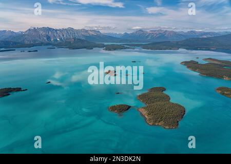 Vue aérienne du lac Atlin montrant les couleurs et les îles du lac ; Atlin, Colombie-Britannique, Canada Banque D'Images