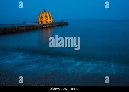 La citrouille de Naoshima est une sculpture en forme de citrouille géante à pois noirs et jaunes par le célèbre artiste Yayoi Kusama. Il a stoo... Banque D'Images