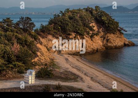 Sculpture moderne, installation d'art sur la plage sur l'île de Naoshima, une île dans la mer intérieure de Seto qui est connue pour ses musées d'art moderne, arche... Banque D'Images