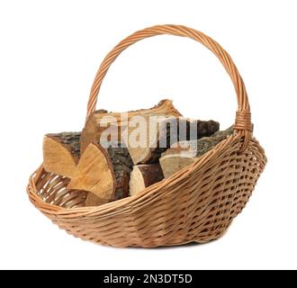 Panier en osier avec bois de chauffage sur fond blanc Banque D'Images