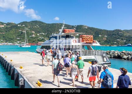 Passagers embarquant en bateau C Breeze pour Virgin Gorda, Road Town, Tortola, les îles Vierges britanniques (BVI), les Petites Antilles, les Caraïbes Banque D'Images