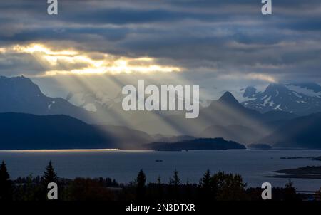 Les rayons du soleil illuminent le pic Poot et les monts Kenai à travers la baie de Kachemak depuis Homer, Alaska, États-Unis ; Homer, Alaska, États-Unis d'Amérique Banque D'Images