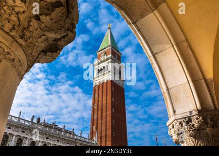 Vue sur le Campanile de Saint-Marc par une arcade sur la Piazza San Marco en Vénétie ; Venise, Italie Banque D'Images