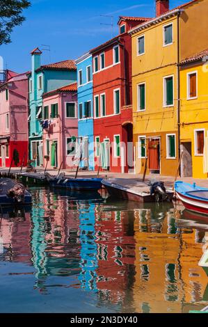 Maisons colorées le long du front de mer sur l'île de Burano en Vénétie ; Venise, Italie Banque D'Images