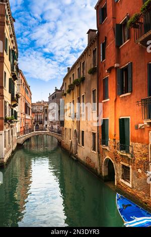 Bâtiments en pierre typiques et vue à travers un canal avec une passerelle en Vénétie ; Venise Italie Banque D'Images