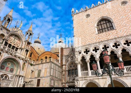 Gros plan des dômes de la Basilique di San Marco en Vénétie ; Venise, Italie Banque D'Images