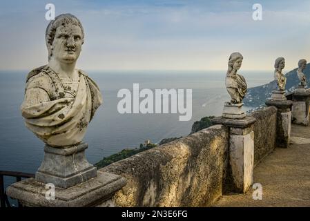 Bustes en marbre et vue sur l'océan le long de la terrasse de l'infini à la Villa Cimbrone; Ravello, Salerno, Italie Banque D'Images