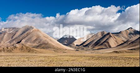 Vue sur le plateau tibétain avec des sommets montagneux en arrière-plan ; région autonome tibétaine, Tibet Banque D'Images