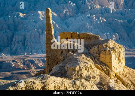 Ruines et formations rocheuses calcaires dans le paysage montagneux autour de la vallée de Sutlej près du Royaume de Guge avec l'Himalaya en arrière-plan Banque D'Images