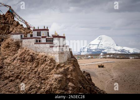 Chiu Gompa près du lac Mansarovar avec le mont Kailash recouvert de neige en arrière-plan ; comté de Burang, préfecture de Ngari, région autonome du Tibet, Tibet Banque D'Images